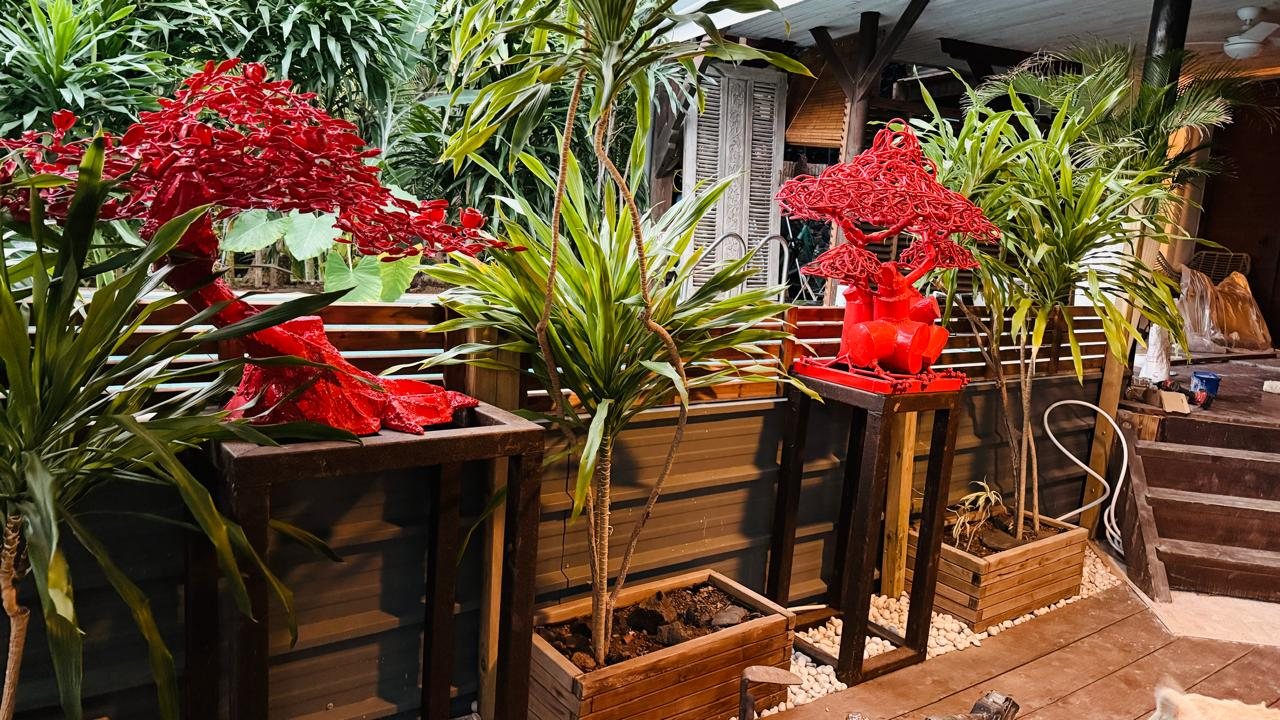 Les bonsaïs de métal rouge laqué de Digema, sur la terrasse
