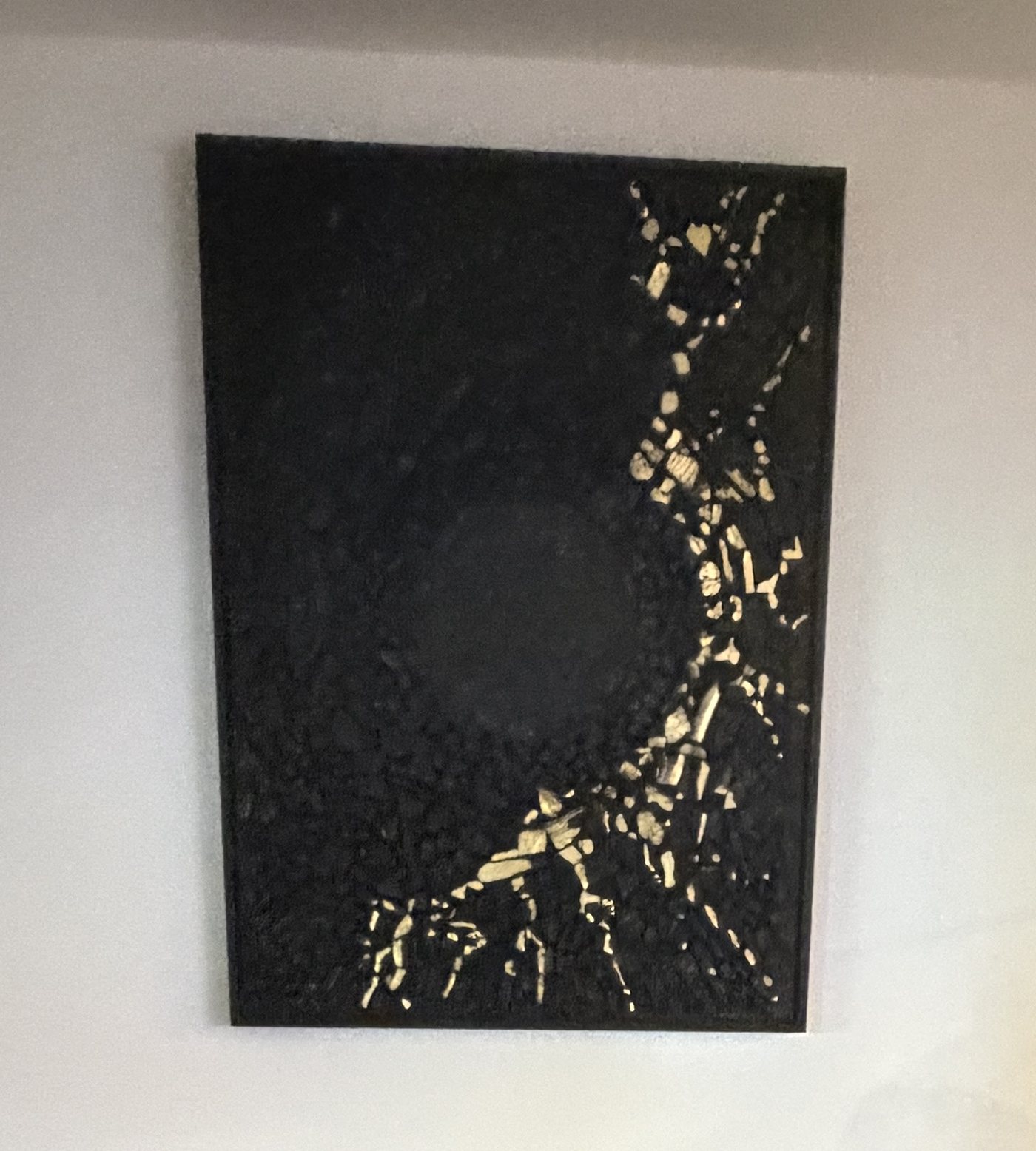 Tableau de charbon et de feuille d'or de Digema, dans le salon-galerie