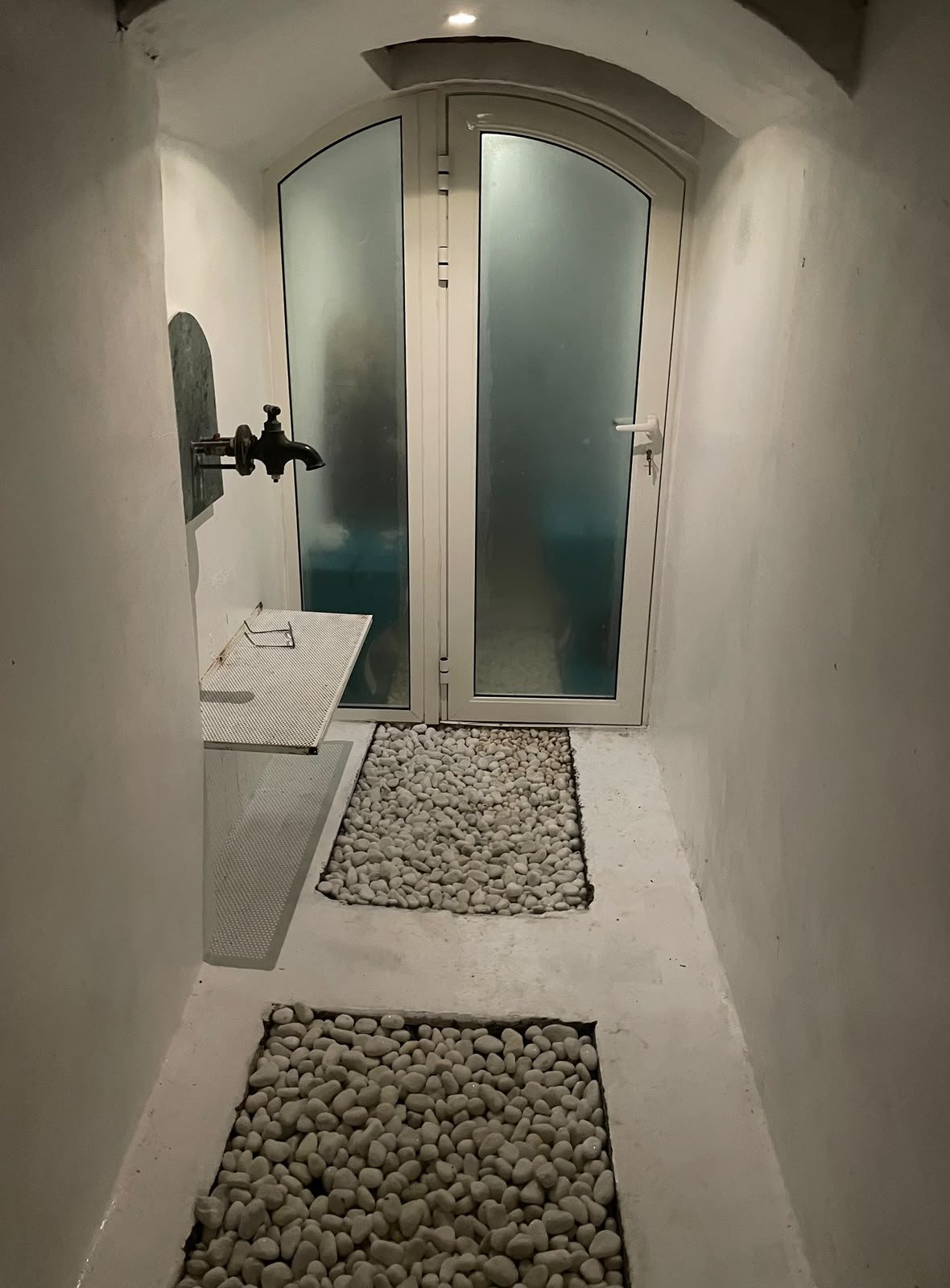 Le couloir de galets blancs menant au hammam
