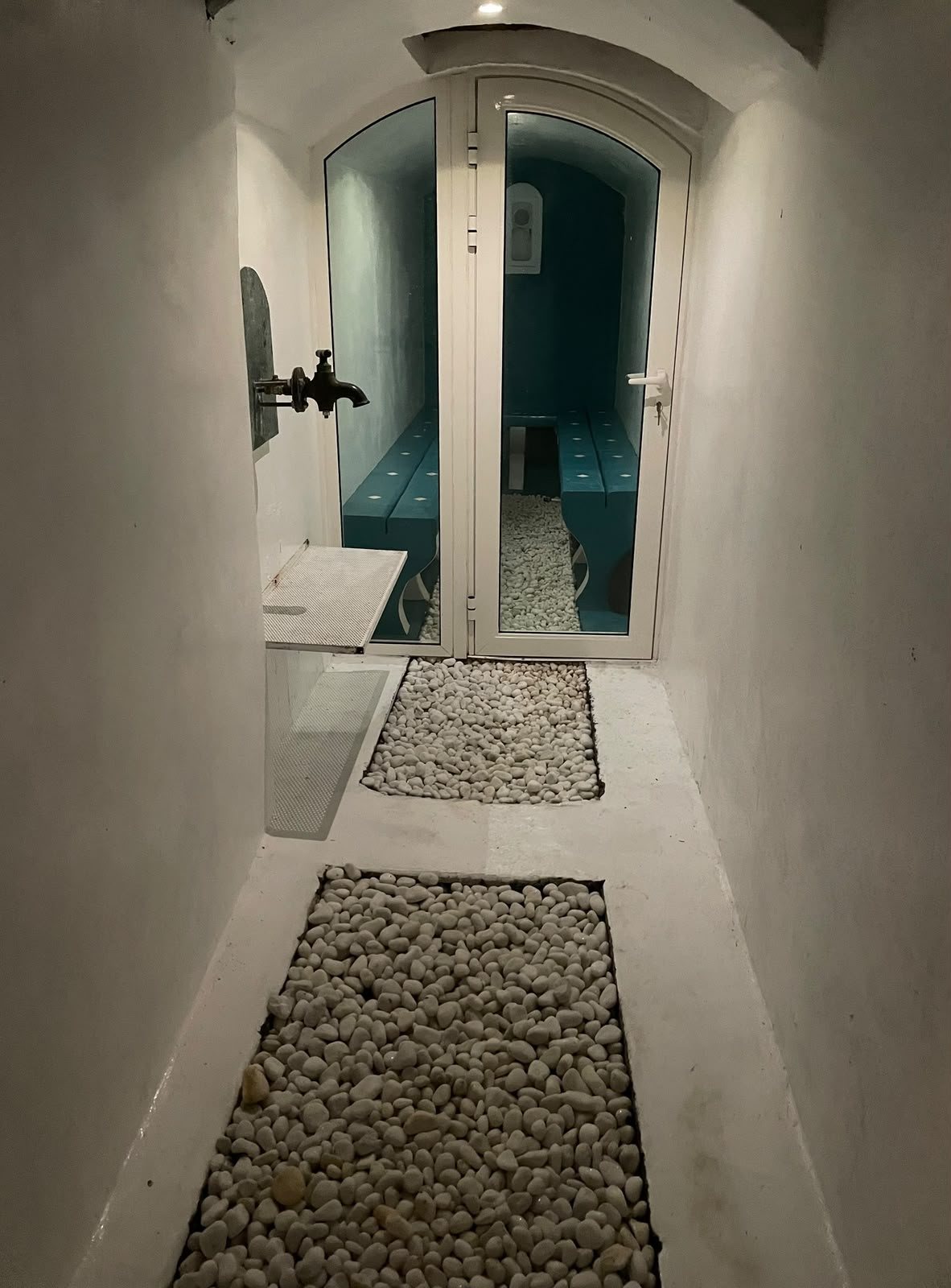 Le hammam privatif de L'Éveil des Sens, au bout du couloir de galets